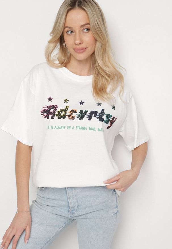 Born2be - Biały Oversizowy T-shirt z Napisem z Przodu i Gwiazdami na Plecach Ilanlith. Okazja: na co dzień. Kolor: biały. Materiał: jeans. Wzór: napisy. Sezon: wiosna. Styl: klasyczny, casual