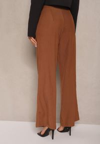 Renee - Brązowe Spodnie High Waist o Szerokim Fasonie z Paskiem i Złotym Metalicznym Detalem Eniarra. Okazja: do pracy. Stan: podwyższony. Kolor: brązowy. Materiał: jedwab. Styl: elegancki
