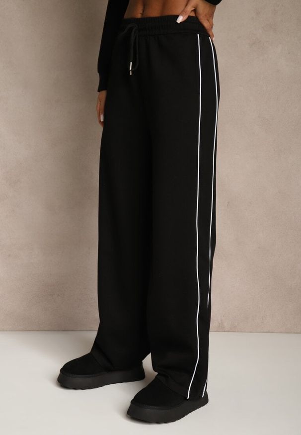 Renee - Czarny Komplet Dresowy w Stylu Retro Spodnie Wide Leg i Bluza ze Stójką Sewelia. Kolor: czarny. Materiał: dresówka