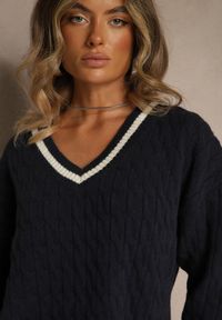 Renee - Granatowy Sweter w Stylu Preppy z Dodatkiem Kaszmiru i Warkoczowym Splotem Belmire. Okazja: na co dzień. Typ kołnierza: dekolt w serek. Kolor: niebieski. Materiał: kaszmir. Wzór: ze splotem. Styl: casual, klasyczny #4