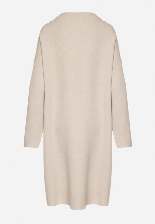 Born2be - Beżowa Sweterkowa Sukienka Pudełkowa Ozdobiona z Boku Guzikami Tustina. Okazja: na co dzień. Kolor: beżowy. Materiał: jeans. Wzór: aplikacja. Typ sukienki: proste. Styl: casual, elegancki