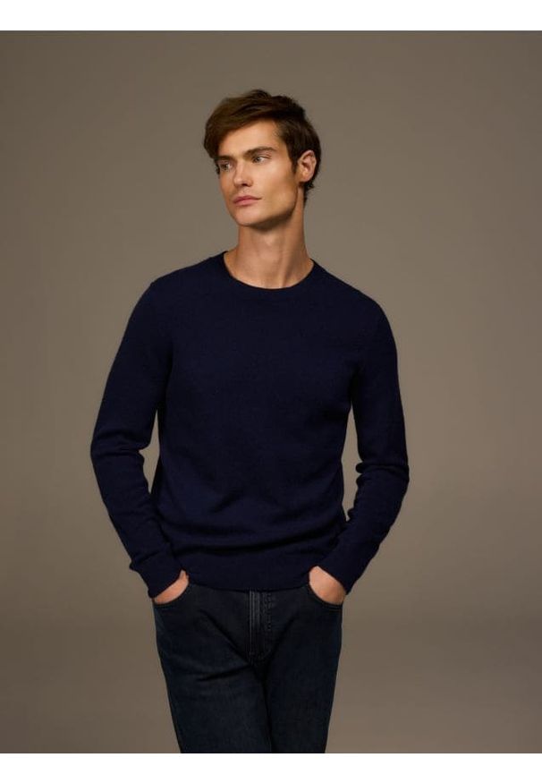 Reserved - Wełniany sweter z dodatkiem kaszmiru - granatowy. Kolor: niebieski. Materiał: wełna, kaszmir