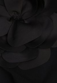 Born2be - Czarna Asymetryczna Bluzka z Prążkowanej Wiskozy z Ozdobnym Kwiatem Badian. Kolor: czarny. Materiał: prążkowany, wiskoza. Wzór: kwiaty #3