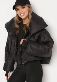Born2be - Czarna Pikowana Kurtka o Nietoperzowym Kroju z Szerokim Kołnierzem Neandria. Okazja: na co dzień, do pracy. Kolor: czarny. Materiał: jeans. Długość: krótkie. Styl: casual, elegancki #6