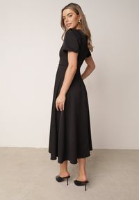 Born2be - Czarna Elegancka Sukienka VICES o Rozkloszowanym Kroju z Krótkim Rękawem Aezith. Okazja: na komunię, na wesele, na ślub cywilny. Kolor: czarny. Długość rękawa: krótki rękaw. Typ sukienki: proste, rozkloszowane. Styl: elegancki #7