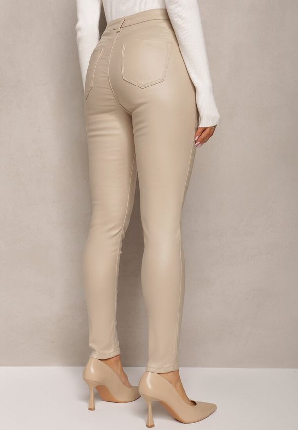Renee - Beżowe Dopasowane Spodnie Push Up z Imitacji Skóry Lindrela. Kolor: beżowy. Materiał: skóra. Sezon: zima, jesień