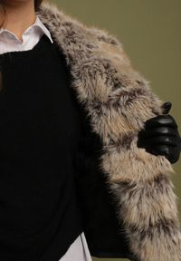 Born2be - Czarna Kurtka Ramoneska z Odpinanym Kapturem i Futrem Aplonna. Kolor: czarny. Materiał: futro. Sezon: zima, jesień. Styl: klasyczny #2