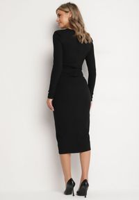 Born2be - Czarna Sukienka z Wiskozą Marszczona po Bokach z Usztywnionymi Ramionami Zeiena. Okazja: na co dzień. Kolor: czarny. Materiał: wiskoza. Długość rękawa: długi rękaw. Typ sukienki: proste. Styl: klasyczny, casual #7