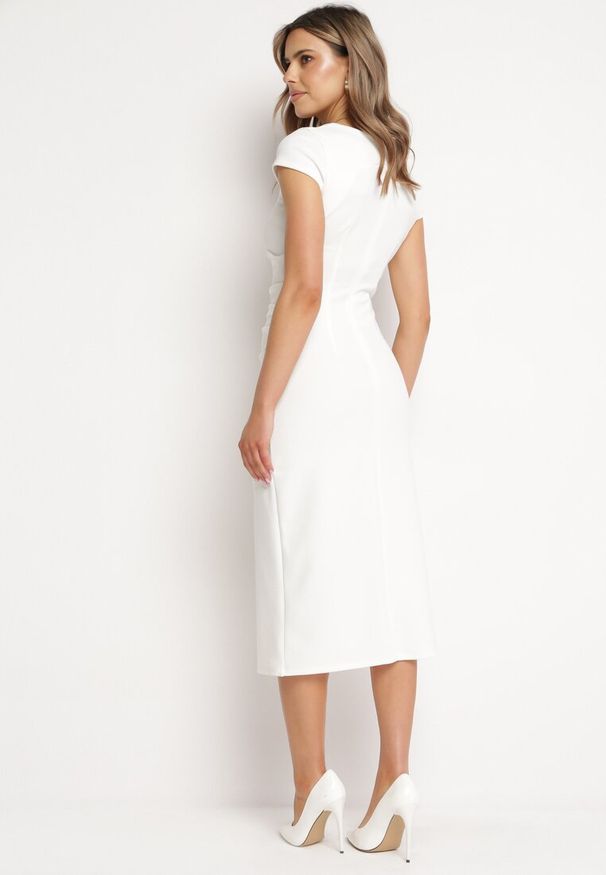Born2be - Biała Sukienka Midi z Kwadratowym Dekoltem Revinane. Okazja: na co dzień. Typ kołnierza: dekolt kwadratowy. Kolor: biały. Styl: casual, elegancki. Długość: midi