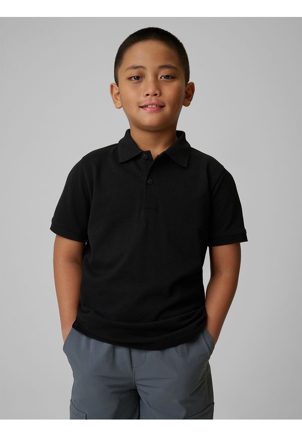 4f - 4F Koszulka polo regular chłopięca - czarna 122 (6-7 lat). Okazja: na co dzień, na uczelnię. Typ kołnierza: polo. Kolor: czarny. Materiał: dzianina, materiał. Sezon: lato. Styl: casual, klasyczny