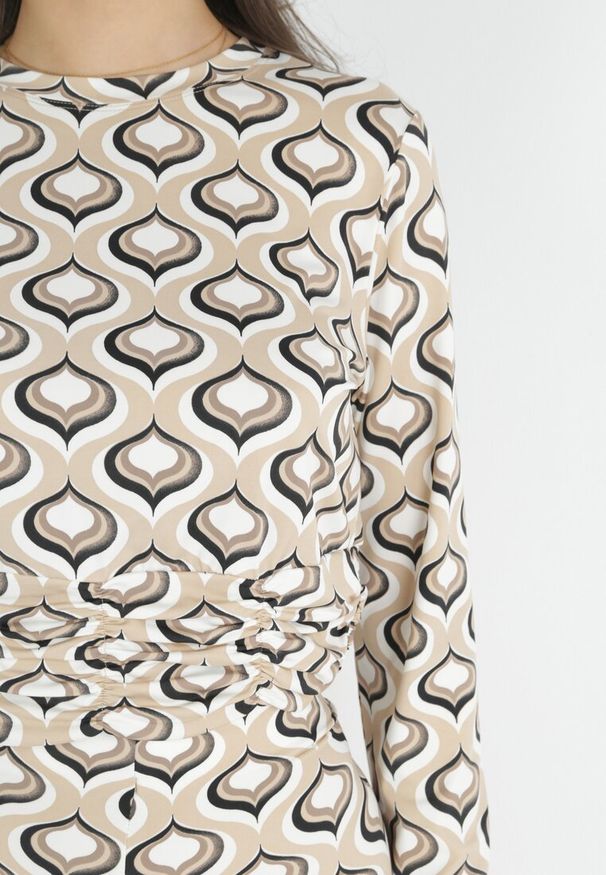 Born2be - Beżowa Dopasowana Bluzka w Retro Wzór z Marszczeniem Shili. Kolor: beżowy. Długość rękawa: długi rękaw. Długość: długie. Wzór: aplikacja. Styl: retro