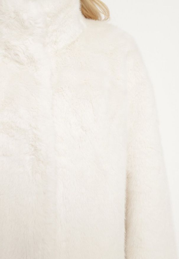 Born2be - Jasnobeżowy Futrzany Płaszcz ze Stójką i Kieszeniami Salinea. Typ kołnierza: kołnierzyk stójkowy. Kolor: beżowy. Materiał: futro. Długość rękawa: długi rękaw. Długość: długie. Sezon: zima, jesień. Styl: klasyczny, wizytowy