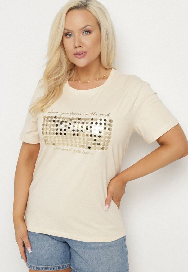 Born2be - Beżowy T-shirt Bawełniany Ozdobiony Cekinami Lirenell. Okazja: na co dzień, do pracy. Kolor: beżowy. Materiał: bawełna. Wzór: aplikacja. Styl: glamour, klasyczny, casual
