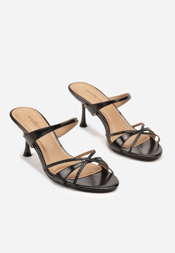 Renee - Czarne Klapki na Szpilce z Ozdobnymi Paskami Pilliera. Okazja: na co dzień. Kolor: czarny. Materiał: jeans. Wzór: aplikacja. Obcas: na szpilce. Styl: wizytowy, klasyczny, casual. Wysokość obcasa: średni