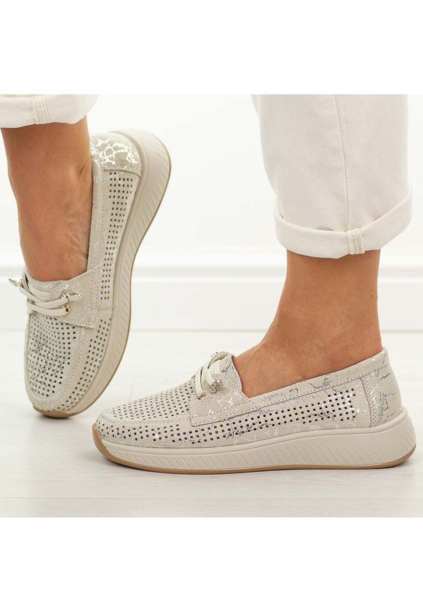Srebrne ażurowe skórzane półbuty damskie T.Sokolski 656. Okazja: na co dzień, na spacer. Nosek buta: okrągły. Zapięcie: bez zapięcia. Kolor: srebrny. Szerokość cholewki: normalna. Wzór: ażurowy. Materiał: skóra, zamsz. Sezon: wiosna, lato, jesień. Styl: elegancki, casual, klasyczny, sportowy