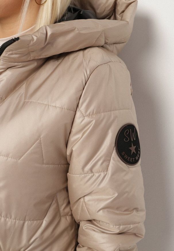 Born2be - Beżowa Przejściowa Kurtka z Pikowanymi Przeszyciami Fesinoa. Okazja: na co dzień, na spacer. Typ kołnierza: kaptur. Kolekcja: plus size. Kolor: beżowy. Materiał: jeans. Styl: casual