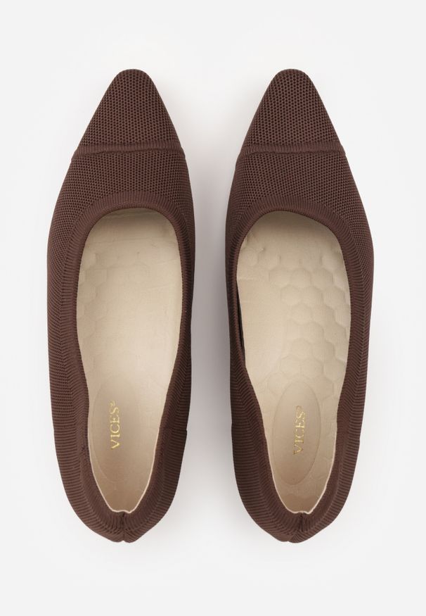 Renee - Brązowe Strukturalne Czółenka VICES na Słupkowym Obcasie Abathise. Nosek buta: otwarty. Kolor: brązowy. Materiał: skóra, materiał. Obcas: na obcasie. Wysokość obcasa: średni