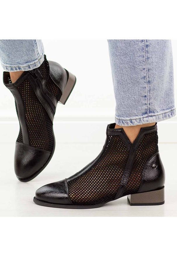 Czarne wiosenne botki damskie na obcasie M.Daszyński Sa197-31. Okazja: na co dzień. Kolor: czarny. Szerokość cholewki: normalna. Wzór: ażurowy. Materiał: skóra. Sezon: wiosna. Obcas: na obcasie. Styl: casual, elegancki, boho, klasyczny. Wysokość obcasa: niski