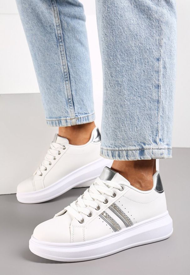 Renee - Biało-Srebrne Sznurowane Sneakersy z Imitacji Skóry Ozdobione Paskami z Cyrkoniami Isolinna. Okazja: na co dzień. Zapięcie: pasek. Kolor: biały. Materiał: skóra. Wzór: aplikacja