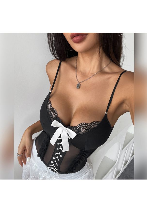 Intica - Body z sznurowaniem eleganckie na specjalne okazje Fadila. Kolor: biały. Materiał: materiał