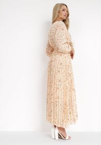 Born2be - Jasnopomarańczowa Sukienka Maxi z Gumką w Talii i Plisowanym Dółem Danora. Typ kołnierza: dekolt kopertowy. Kolor: pomarańczowy. Długość rękawa: długi rękaw. Typ sukienki: kopertowe. Długość: maxi #4