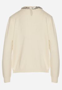 Born2be - Biały Sweter z Dodatkiem Kaszmiru Ozdobiony Cekinami i Cyrkoniami Vetimona. Okazja: na co dzień. Kolor: biały. Materiał: kaszmir. Wzór: aplikacja. Styl: klasyczny, casual, elegancki #5