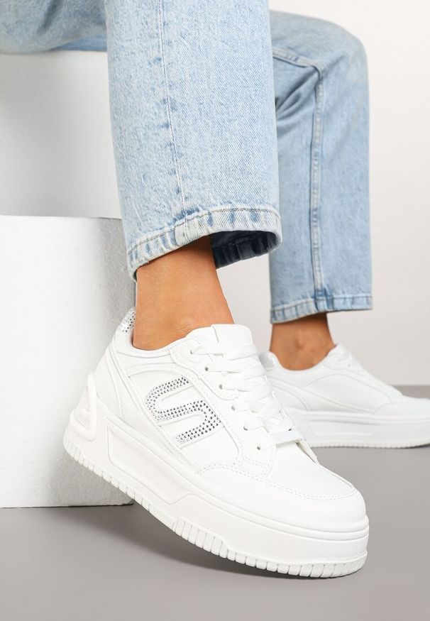 Renee - Białe Sneakersy na Platformie z Geometrycznym Motywem Zolsemi. Okazja: na co dzień, na spacer. Kolor: biały. Materiał: jeans. Wzór: geometria. Obcas: na platformie. Wysokość obcasa: średni. Sport: turystyka piesza