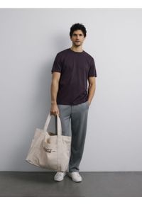 Reserved - T-shirt regular z bawełny merceryzowanej - brązowy. Kolor: brązowy. Materiał: bawełna