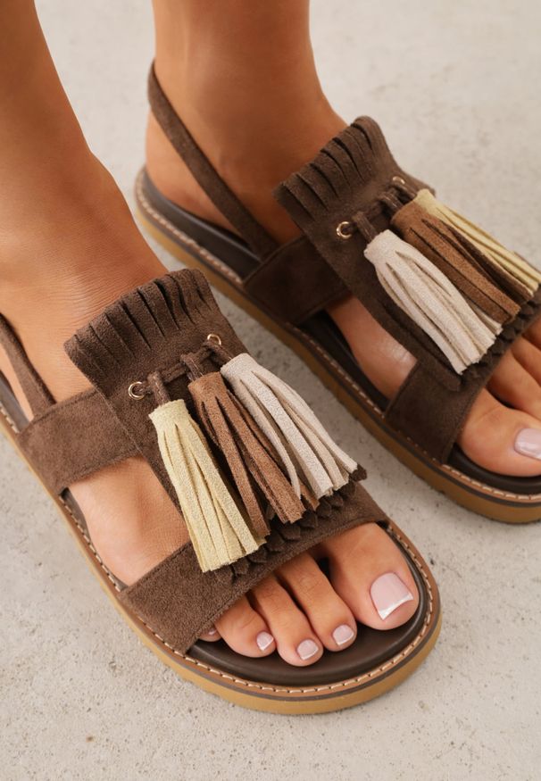 Renee - Ciemnobrązowe Sandały VICES z Frędzlami w Stylu Boho Wind. Okazja: na spacer. Zapięcie: sprzączka. Kolor: brązowy. Materiał: jeans, len. Styl: boho