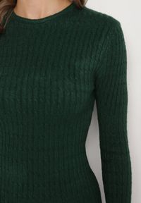Born2be - Ciemnozielona Dzianinowa Sukienka Mini z Ozdobnym Prążkowaniem o Dopasowanym Fasonie Kais. Kolor: zielony. Materiał: dzianina, prążkowany. Długość: mini #6