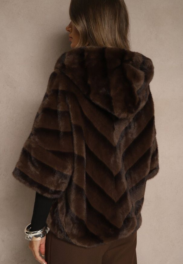 Renee - Brązowa Kurtka Futrzana o Kroju Oversize z Kapturem i Rękawami 3/4 Titene. Okazja: na co dzień. Typ kołnierza: kaptur. Kolor: brązowy. Materiał: futro. Sezon: zima. Styl: elegancki, klasyczny, casual