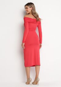 Born2be - Czerwona Dopasowana Sukienka z Marszczeniem Kivi. Kolor: czerwony. Materiał: materiał. Typ sukienki: dopasowane. Styl: elegancki. Długość: midi #3