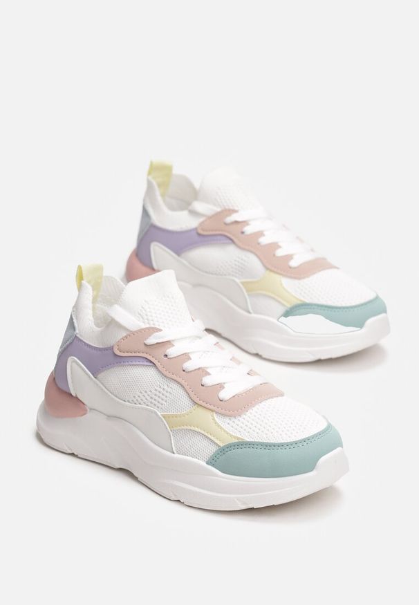 Renee - Biało-Różowe Sneakersy z Perforacją i Tłoczoną Podeszwą Johnni. Okazja: na co dzień. Nosek buta: okrągły. Kolor: biały. Materiał: materiał. Wzór: aplikacja. Sezon: jesień, wiosna. Obcas: na obcasie. Wysokość obcasa: niski