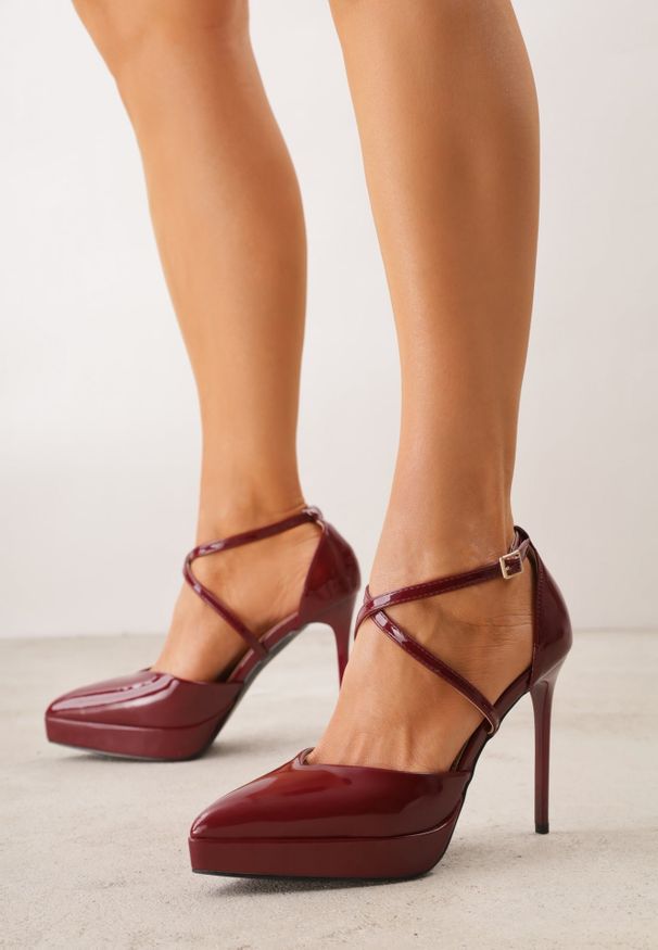 Renee - Bordowe Szpilki z Platformą i Przeplatanymi Paskami Ferinela. Zapięcie: pasek. Kolor: czerwony. Materiał: jeans. Obcas: na platformie. Styl: elegancki. Wysokość obcasa: średni