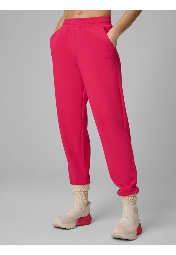 4f - 4F Spodnie dresowe joggery damskie - różowe XS. Stan: podwyższony. Kolor: różowy. Materiał: dresówka. Długość: do kostek