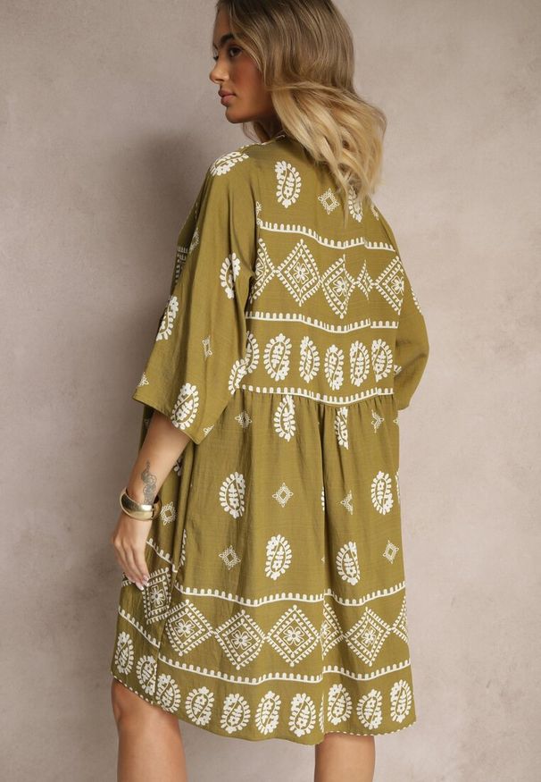 Renee - Ciemnozielona Sukienka z Wiskozy w Stylu Boho Virisna. Okazja: na co dzień, na imprezę, na spacer. Typ kołnierza: dekolt w kształcie V. Kolor: zielony. Materiał: wiskoza. Wzór: aplikacja, kolorowy. Sezon: lato. Styl: boho