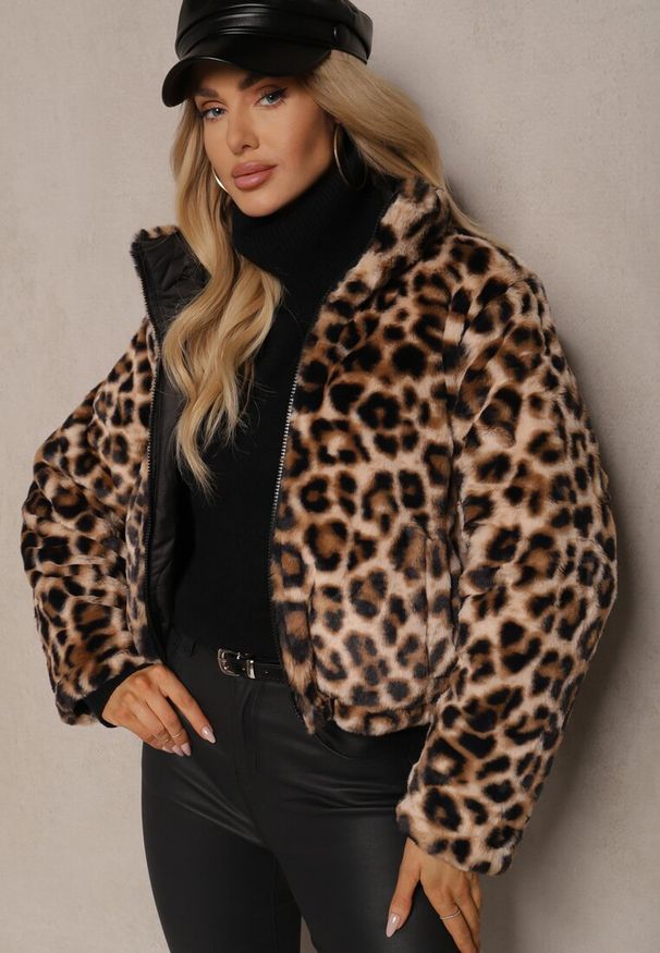 Renee - Czarna Pikowana Kurtka Puffer Dwustronna z Futerkiem w Panterkowy Wzór Tinnathra. Okazja: na co dzień. Typ kołnierza: kołnierzyk stójkowy. Kolor: czarny. Materiał: futro. Wzór: aplikacja, motyw zwierzęcy. Styl: elegancki, casual