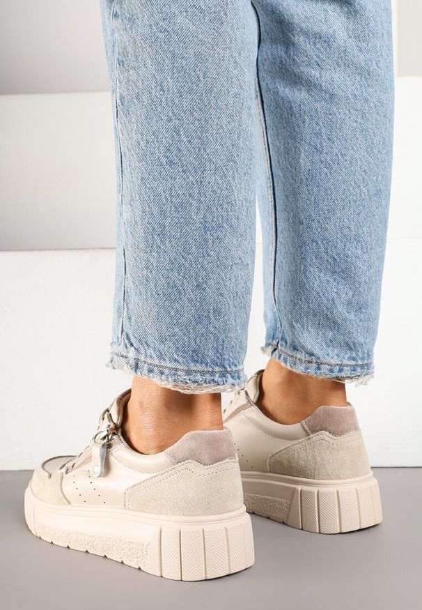 Renee - Beżowe Sneakersy ze Skóry Naturalnej z Ozdobnym Suwakiem Tilliraya. Okazja: na co dzień. Kolor: beżowy. Materiał: skóra. Wzór: aplikacja