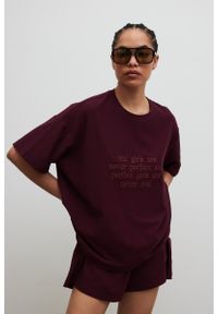 Marsala - T-shirt typu oversize z HAFTEM w kolorze BURGUNDY - VERITE-S/M. Materiał: bawełna, elastan, dzianina. Wzór: haft. Styl: klasyczny, elegancki