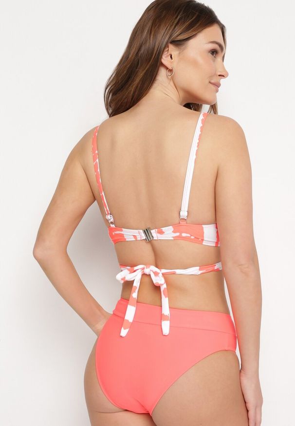 Born2be - Pomarańczowo-Białe Bikini z Wiązanym Biustonoszem Figami i Narzutką w Komplecie Karemarie. Stan: podwyższony. Kolor: pomarańczowy. Długość: długie. Wzór: aplikacja