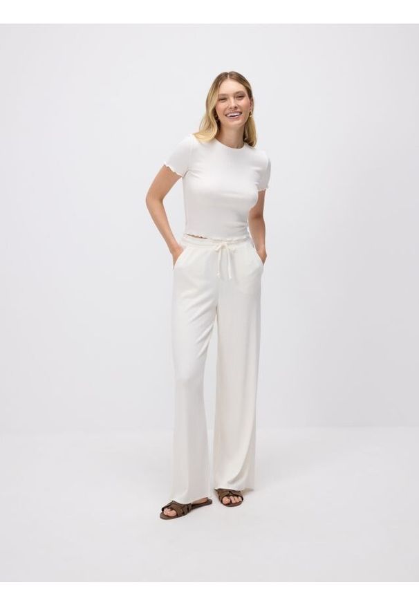 Reserved - Strukturalne spodnie - złamana biel. Materiał: dzianina, wiskoza
