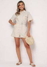 Born2be - Jasnobeżowy Kombinezon z Lnem i Wiskozą z Koszulową Górą i Materiałowym Paskiem z Klamrą Lolefia. Okazja: na co dzień. Kolor: beżowy. Materiał: wiskoza, materiał, len. Długość rękawa: krótki rękaw. Długość: krótkie. Styl: elegancki, casual, wizytowy #2