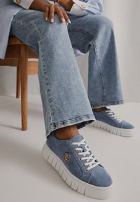 Born2be - Niebieskie Sneakersy Vices na Grubej Tłoczonej Podeszwie ze Sznurowaniem i Metaliczną Ozdobą Ulfedi. Okazja: na co dzień. Kolor: niebieski. Materiał: jeans, satyna. Wzór: aplikacja