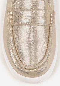 Renee - Złote Mokasyny z Ekozamszu na Platformie Ozdobione Paseczkiem Adrancia. Kolor: złoty. Materiał: zamsz. Wzór: aplikacja. Obcas: na platformie #5