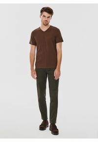 Pako Lorente - PAKO LORENTE – Brązowy gładki t-shirt v-neck. Kolor: czerwony, brązowy, zielony. Materiał: bawełna, elastan. Wzór: gładki #7