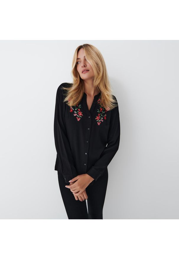 Mohito - Koszula z kwiatowym printem - Czarny. Kolor: czarny. Wzór: nadruk, kwiaty