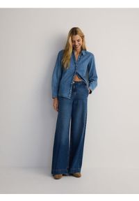 Reserved - Jeansy wide leg - granatowy. Kolor: niebieski