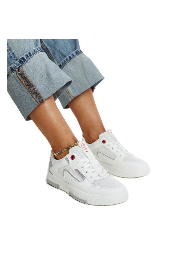 Białe sneakersy damskie Cross Jeans. Okazja: na co dzień. Nosek buta: okrągły. Kolor: biały. Materiał: materiał, guma