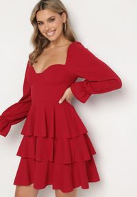 Born2be - Czerwona Rozkloszowana Sukienka z Falbankami i Bufiastymi Rękawami Semithara. Okazja: na co dzień. Typ kołnierza: kołnierz z falbankami. Kolor: czerwony. Wzór: aplikacja. Styl: elegancki, casual, klasyczny #3