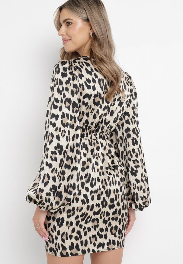 Born2be - Beżowa Sukienka Taliowana w Panterkę Suzamera. Kolor: beżowy. Materiał: materiał. Wzór: motyw zwierzęcy. Długość: mini